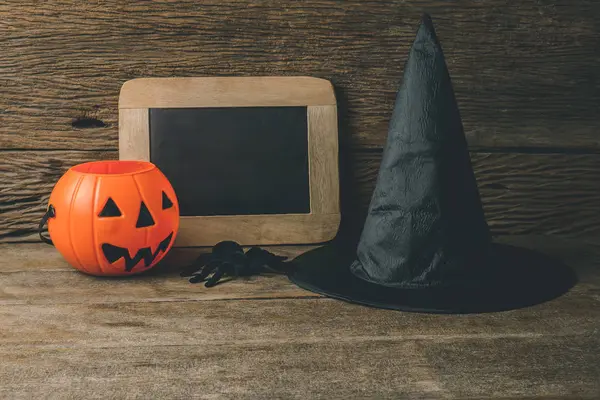 Halloween citrouille tête Jack lanterne avec tableau de craie et sorcière h — Photo