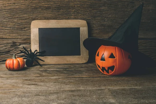 Halloween citrouille tête Jack lanterne avec tableau de craie et sorcière h — Photo