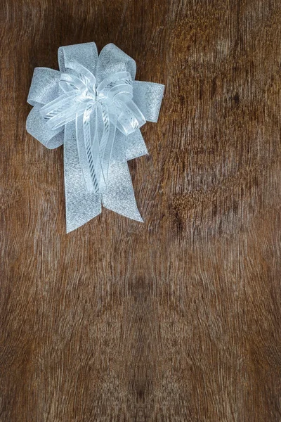 木製の銀のリボンの弓 — ストック写真