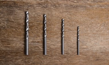 closeup metal matkap üzerinde ahşap arka plan belirleme