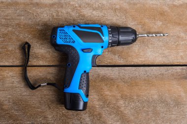 Ahşap masa arka plan ve kopya alanı elektrikli matkap.