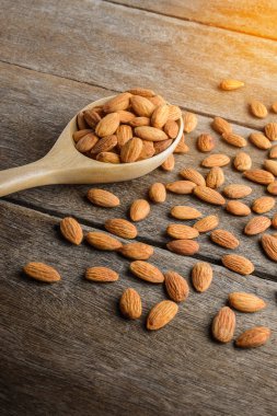 Tahta kaşık badem dökün