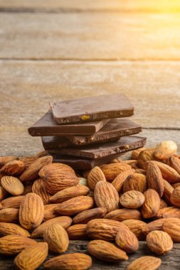 çikolata badem ahşap üzerinde ile