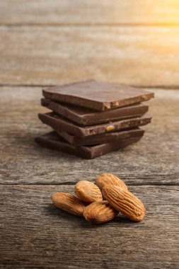 çikolata badem ahşap üzerinde ile