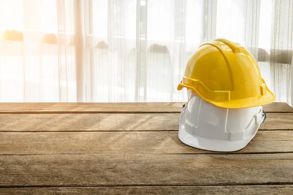 Cappello da costruzione giallo, bianco casco di sicurezza duro per la sicurezza pro — Foto Stock