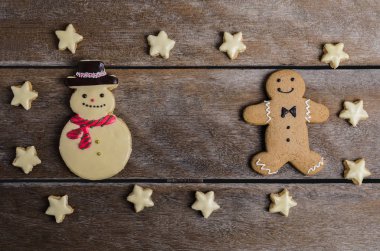 Neşeli Noel kurabiyesi ve yeni yıl Gingerbrea şeklinde