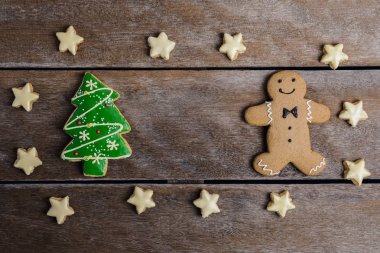 Neşeli Noel kurabiyesi ve yeni yıl Gingerbrea şeklinde