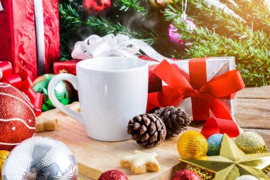 Bir fincan çay ya da kahve şenlikli dekorasyon, Noel ve Ne