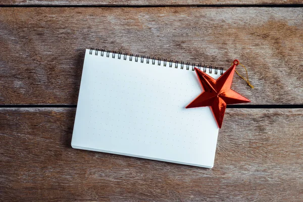 Decoración de Navidad, tema con cuaderno en blanco en madera —  Fotos de Stock