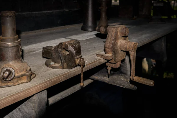 Oude roestige klem op houten tafel — Stockfoto