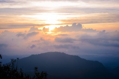 Deniz sis, turistler ve kamp çadırları, Mon Sone View Point, Doi Pha Hom Pok Milli Parkı, Angkhang dağ görüş, chiang mai, Tayland