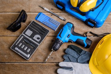 Matkap ve matkap, araç, marangoz ve Emanet, ahşap masa arka plan üzerinde koruma araçları kümesi