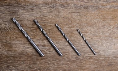 closeup metal matkap sıralama küçük ahşap arka plan üzerinde büyük ayarlayın. Hss (yüksek hız çelik çelik matkaplar)