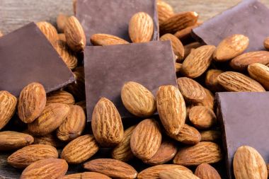 çikolata badem ahşap arka plan üzerinde ile