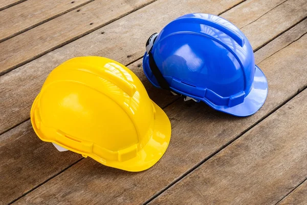 蓝色坚硬安全帽建筑帽子为技工的安全项目作为工程师或工作者 工程施工工人设备 在木地板上 — 图库照片
