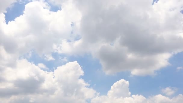 Tijd Lapse Clip Van Witte Pluizige Wolken Boven Blauwe Hemel — Stockvideo