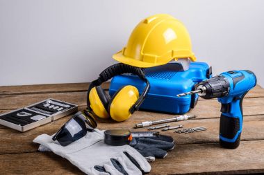 Matkap ve matkap, araç, marangoz ve Emanet, ahşap masa arka plan üzerinde koruma araçları kümesi