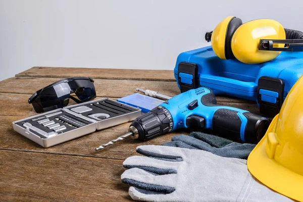 Boor Boor Tools Timmerman Veiligheid Beschermende Uitrusting Houten Tafel Achtergrond — Stockfoto