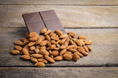 çikolata badem ahşap arka plan üzerinde ile