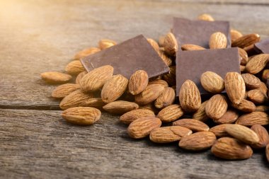 çikolata badem ahşap arka plan üzerinde ile
