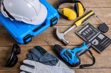 Matkap ve matkap, araç, marangoz ve Emanet, ahşap masa arka plan üzerinde koruma araçları kümesi