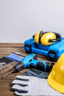 Matkap ve matkap, araç, marangoz ve Emanet, ahşap masa arka plan üzerinde koruma araçları kümesi