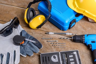 Matkap ve matkap, araç, marangoz ve Emanet, ahşap masa arka plan üzerinde koruma araçları kümesi