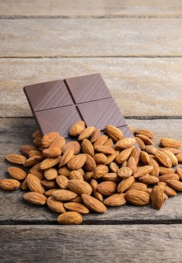 çikolata badem ahşap arka plan üzerinde ile
