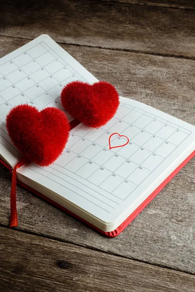 Note de calendrier, carnet avec l'oreiller Coeur rouge — Photo