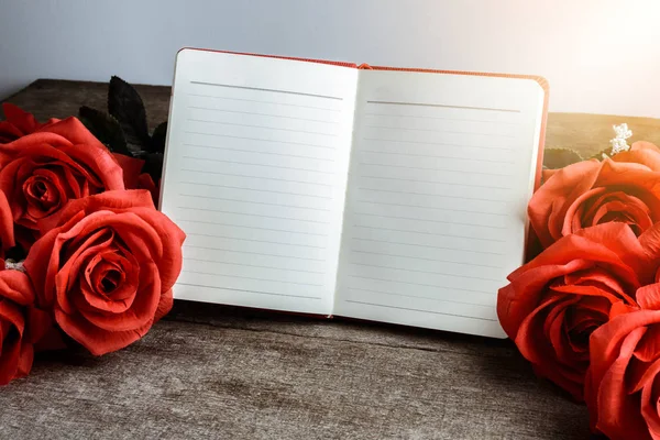 Memo, notebook with bouquet of red roses — Stock Photo, Image