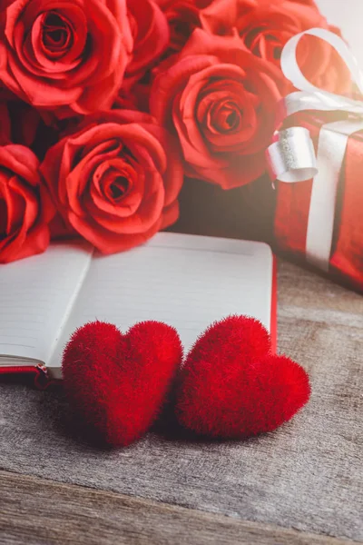 Rode rozen, rode hart-, laptop- en cadeau doos op een houten CHTERGRO — Stockfoto