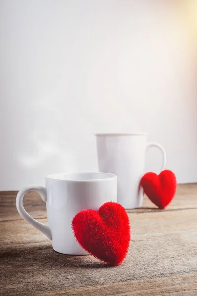 Paar harten en paar koffie kopjes op houten tafel — Stockfoto