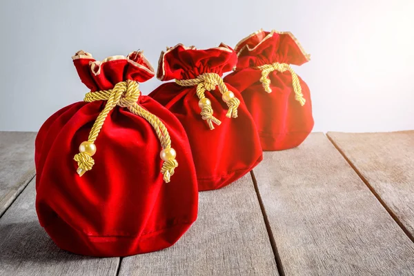 Çin yeni yıl kırmızı kumaş veya ipek çanta, ang pow şans — Stok fotoğraf
