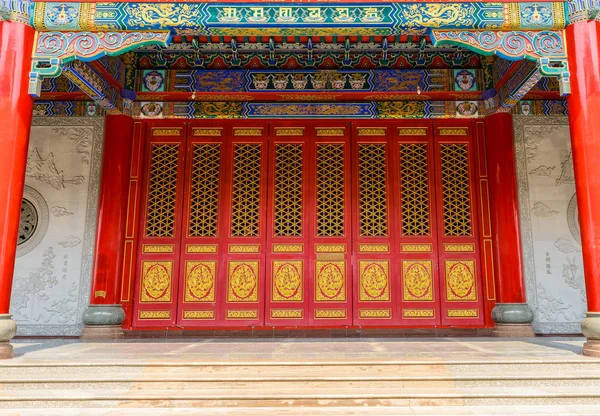 Oude deur en traditionele Chinese tempel gebouw — Stockfoto