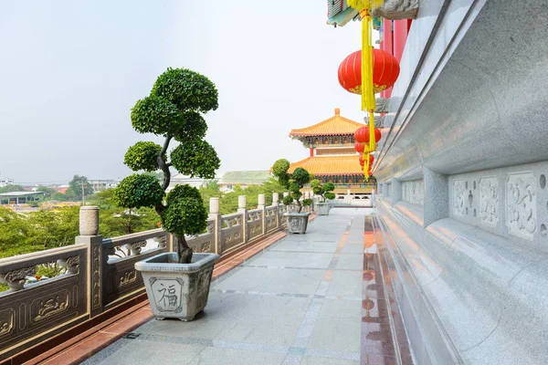 Kinesiska lyktor under nyår festival med bonsaiträd, Dwar — Stockfoto
