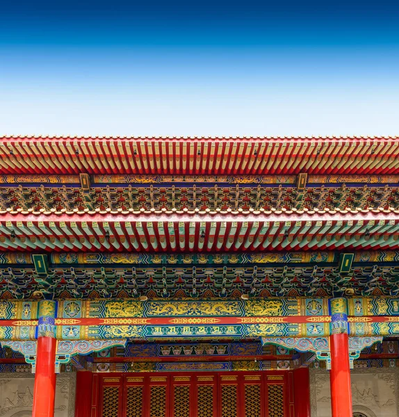 Puerta antigua y edificio tradicional del templo chino — Foto de Stock