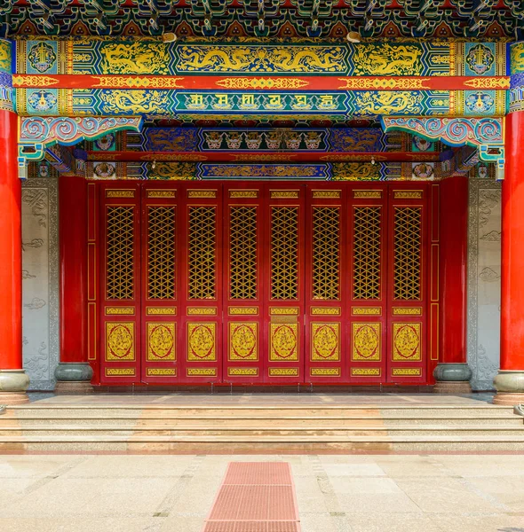 Alte Tür und traditioneller chinesischer Tempelbau — Stockfoto