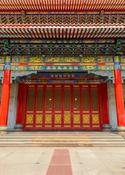 Alte Tür und traditioneller chinesischer Tempelbau — Stockfoto