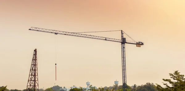 Crane och arbetstagare på byggarbetsplatsen — Stockfoto