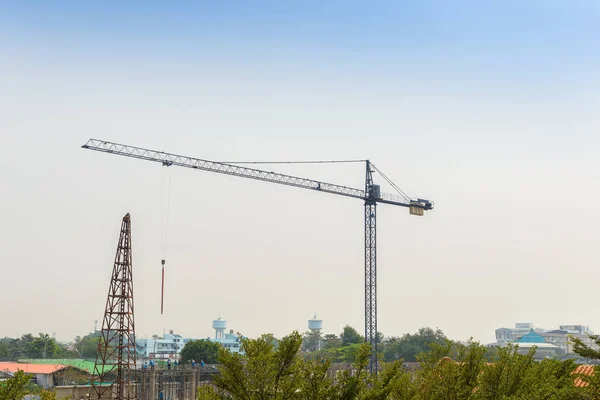 Crane och arbetstagare på byggarbetsplatsen — Stockfoto