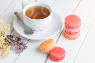 Macaroons farklı renkle fincan çay beyaz 