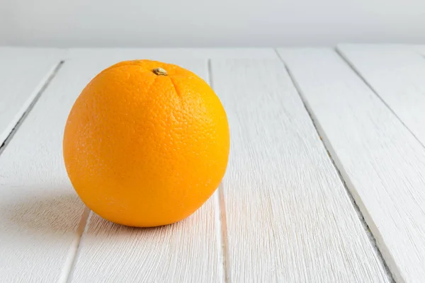 Stillleben frische Orangenfrüchte auf weißem Holztisch — Stockfoto