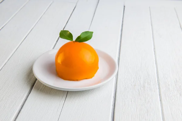 白色木桌上的橙色蛋糕 — 图库照片