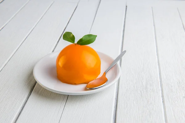 Torta arancione su tavolo di legno bianco — Foto Stock