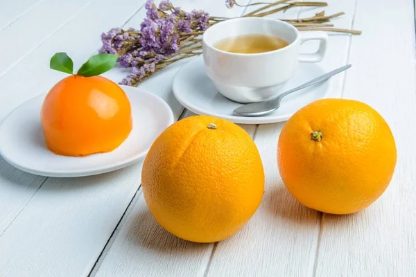 Orangenkuchen auf weißem Holztisch — Stockfoto