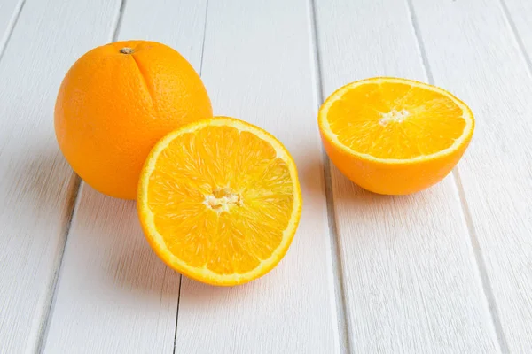 Natura morta frutta fresca arancione su tavolo Vintage in legno bianco — Foto Stock