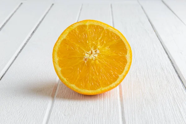 Натюрморт свіжий апельсин фрукти на вінтажному білому дерев'яному столі — стокове фото
