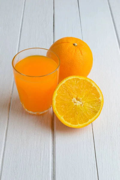 Zátiší ovoce oranžové, pomerančová šťáva na Vintage bílá Woo — Stock fotografie