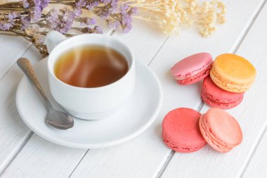Macaroons farklı renkle fincan çay beyaz 