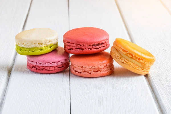 Farklı renk beyaz ahşap zemin üzerinde macaroons